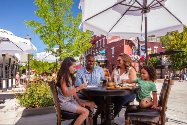 Alfresco-style is just a fancy way of saying patio-dining, so put those pinkies up and click our blog link in bio to discover the best patio dining and drinking in the capital city. 🍽️ 🥃 🍸