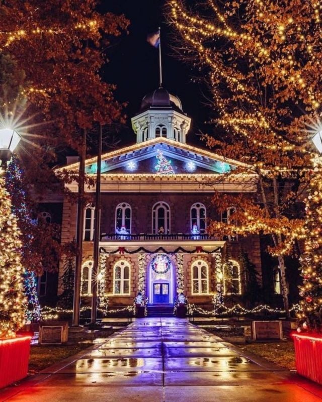 ❄️ The Silver and Snowflake Festival of Lights is almost here! December 2nd, join us starting at 4:30 when free sleigh rides begin before the annual Capitol tree and grounds lighting. 🛷🎄 🎅 More details on our events page. 

📸: First photo taken by @GaiChicken
